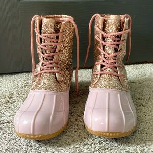 Cute hiking boots with fur on the inside